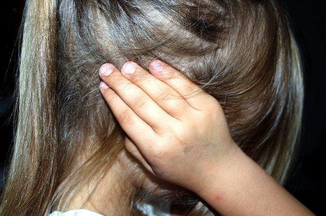 imagen de niño llorando porque no ejerce el régimen de visitas